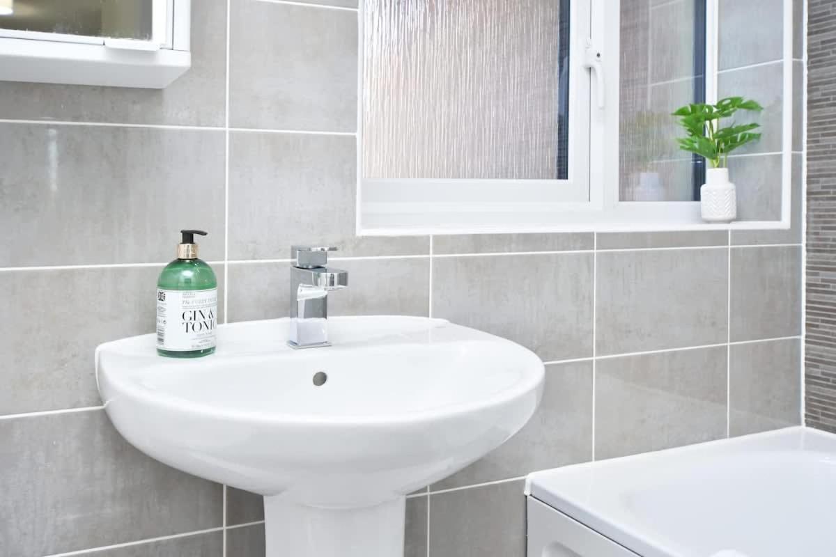 Regal House By True Stays - 3 Bedroom House In Stoke-On-Trent Eksteriør bilde